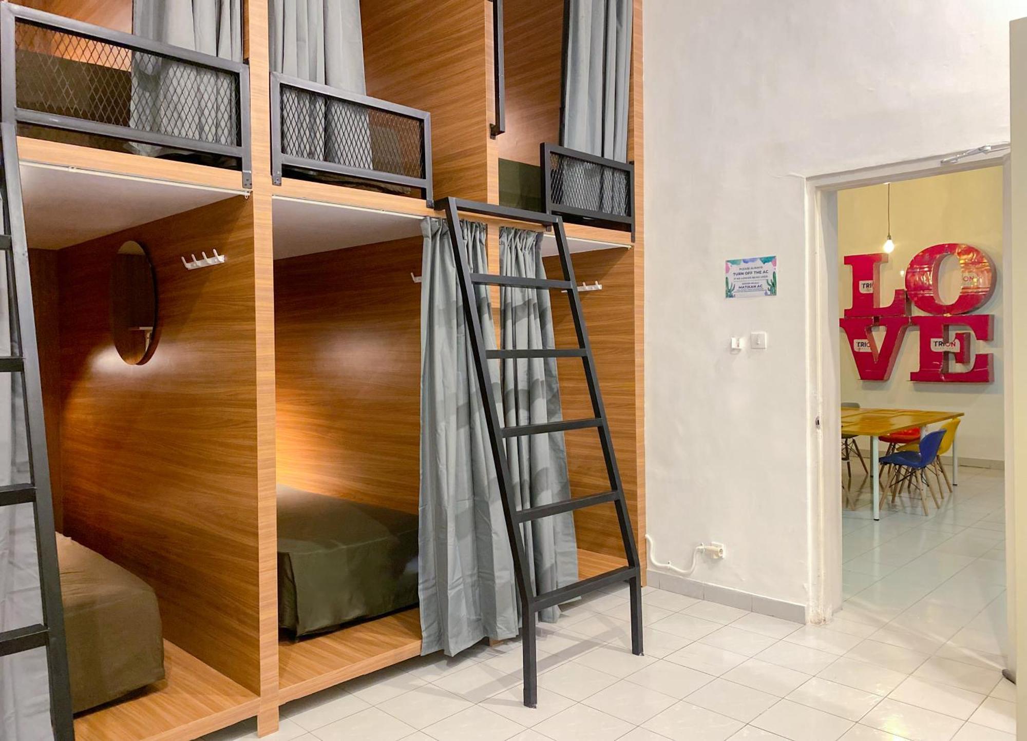 Snooze Malang Hostel Екстериор снимка